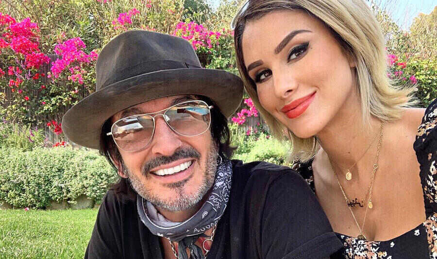 Tommy Lee and his wife in garden