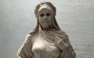 Supermodel Heidi Klum captivates the Met Gala with her 'living statue' ensemble, blending fashion and art. Screenshot from Instagram/Heidi Klum @heidiklum