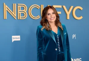 mariska hargitay debuts new bob haircut for broadway role